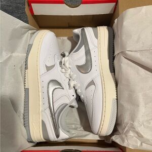 NIB Women’s Nike Gamma Force Size 8 White/Metallic Silver